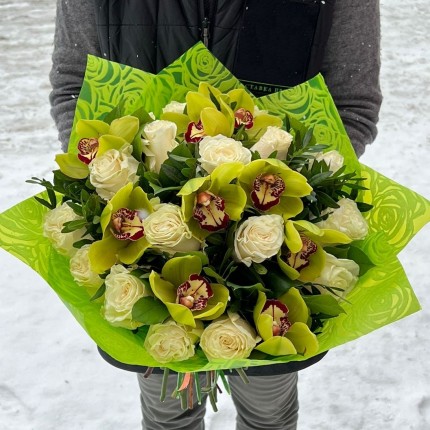 Букет "Мечта" из белых роз и орхидей - цены на доставку в по Санкт-Петербургу